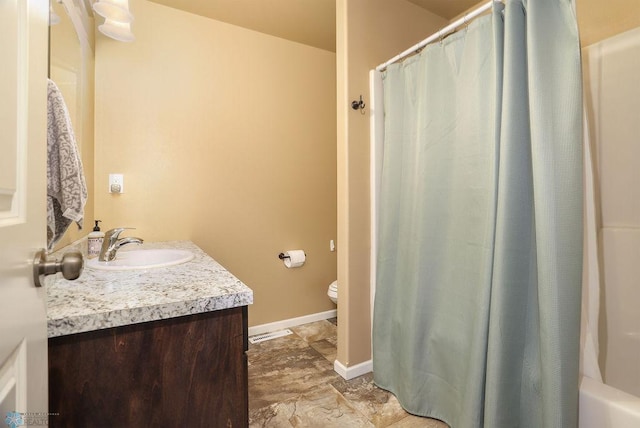 full bath featuring toilet, visible vents, vanity, and baseboards