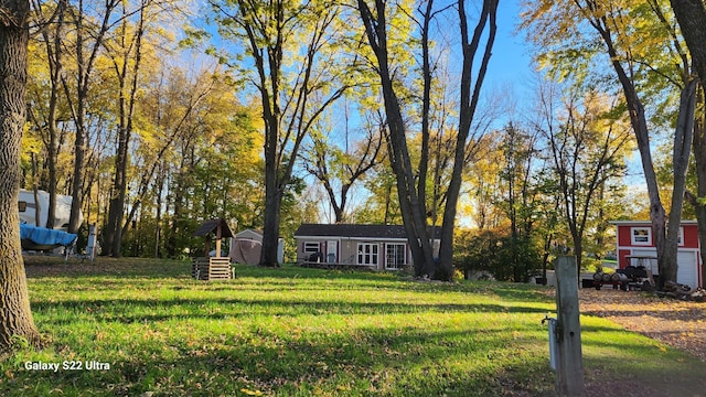 view of yard featuring an outbuilding