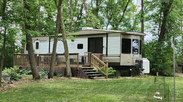 view of front facade featuring a front yard and a deck