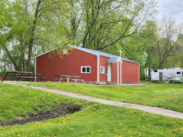 view of pole building featuring a lawn