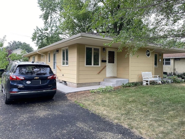 single story home featuring a front yard