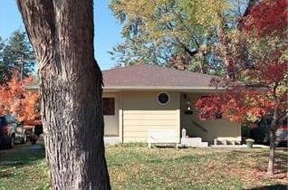 view of front of home featuring stucco siding, a front lawn, and an attached garage