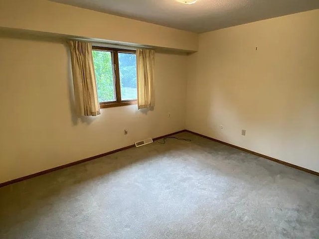 empty room with visible vents and baseboards