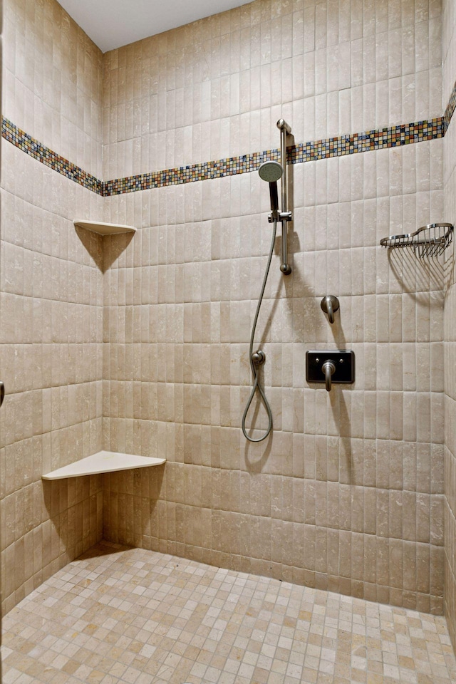 full bathroom featuring a tile shower