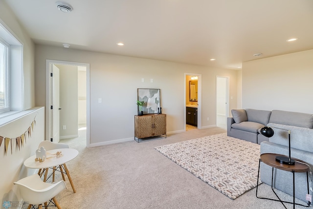 living area featuring light carpet, baseboards, visible vents, and recessed lighting