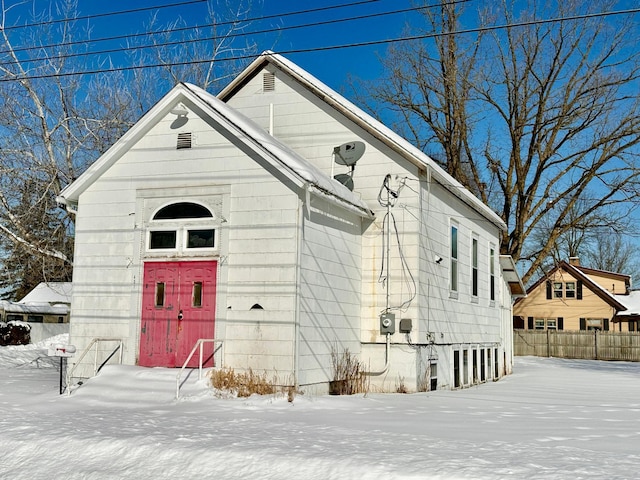 view of front facade featuring fence