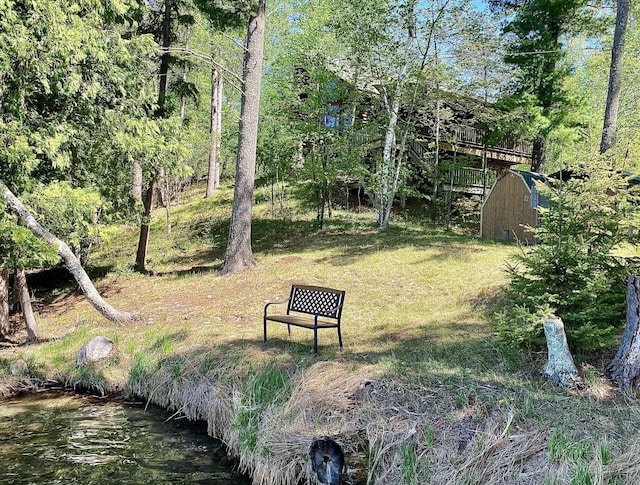 view of yard featuring an outdoor structure
