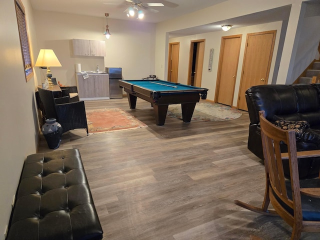 game room with light wood-type flooring, a ceiling fan, a sink, and billiards