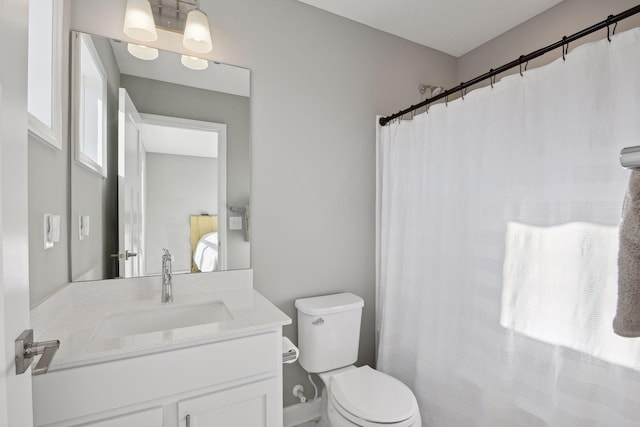 full bath featuring a shower with curtain, vanity, and toilet