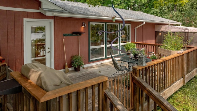 deck with outdoor dining space