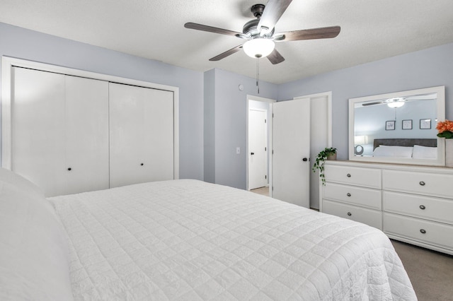 bedroom featuring a textured ceiling, carpet flooring, and a ceiling fan