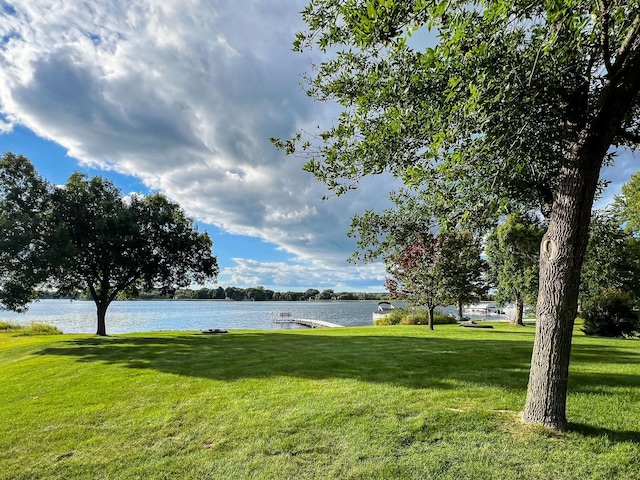 view of yard featuring a water view