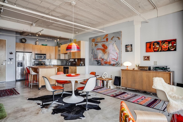 225 9th St E Unit 504, Saint Paul, MN 55101 - dining space featuring concrete flooring