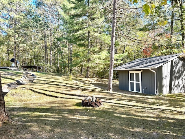 view of yard featuring a shed and an outdoor structure