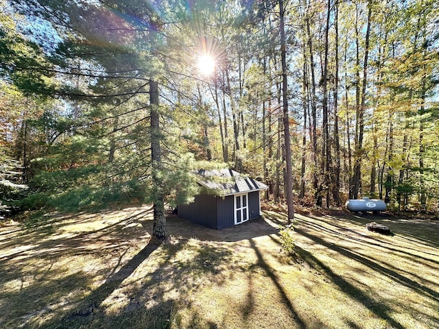 view of yard featuring an outbuilding