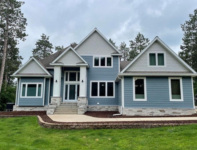 view of front of house featuring entry steps and a front yard