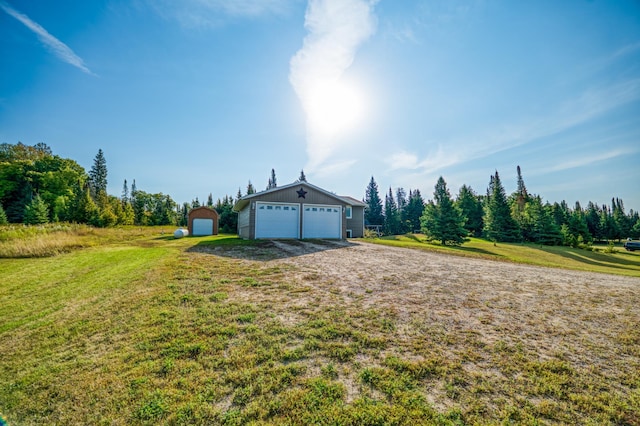 view of yard featuring a detached garage