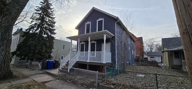 view of front facade with covered porch and fence