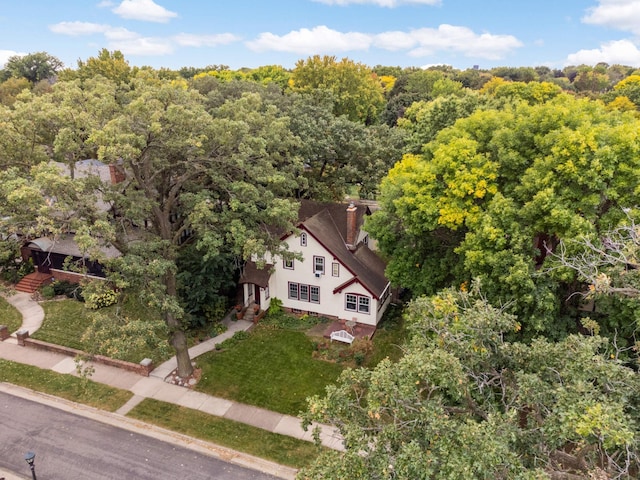 birds eye view of property featuring a forest view