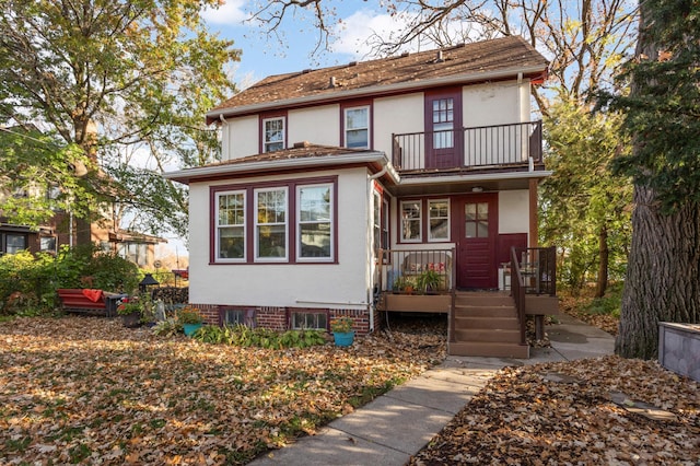 view of front of property featuring a balcony and stucco siding