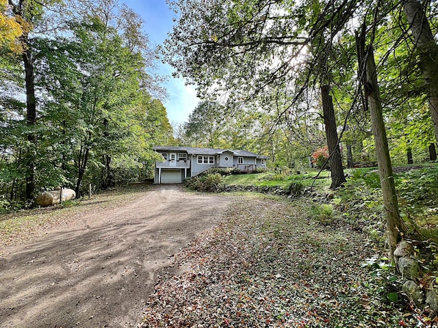 view of front of house with dirt driveway