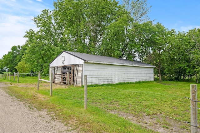 view of pole building featuring a lawn