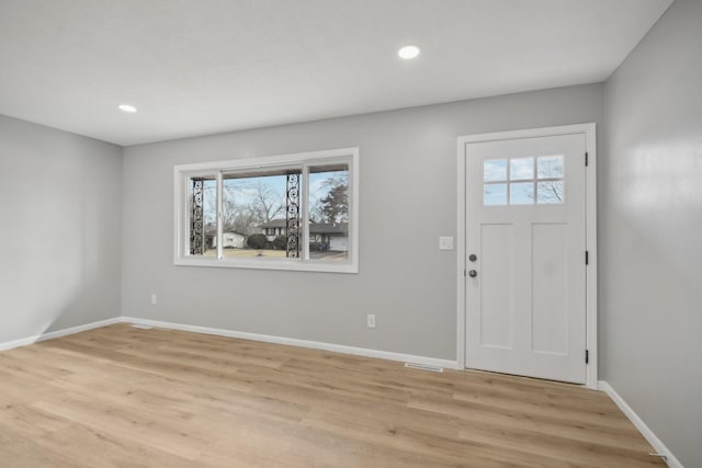 entryway featuring light wood finished floors, visible vents, baseboards, and recessed lighting