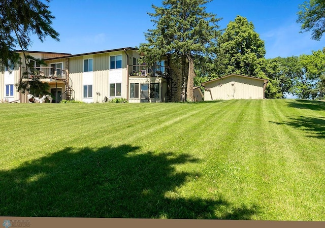 view of yard featuring a balcony