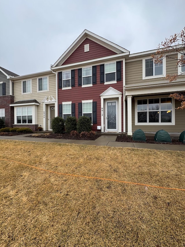 view of front facade featuring a front lawn