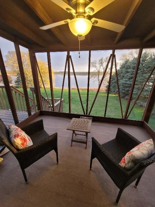 sunroom with ceiling fan