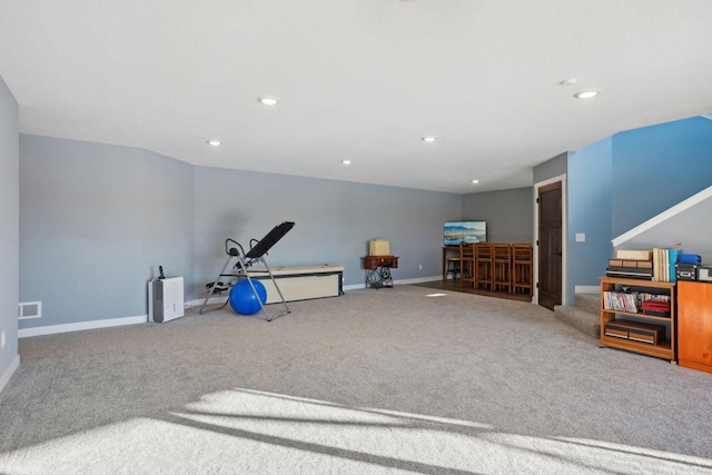 exercise room with carpet floors, baseboards, visible vents, and recessed lighting