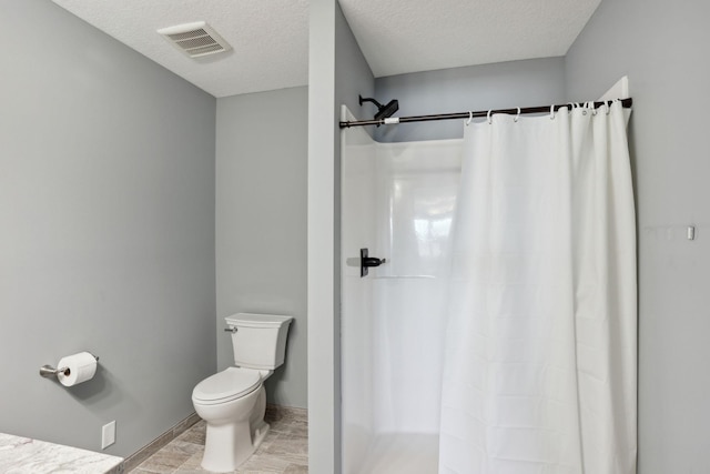 full bathroom with toilet, curtained shower, visible vents, and a textured ceiling