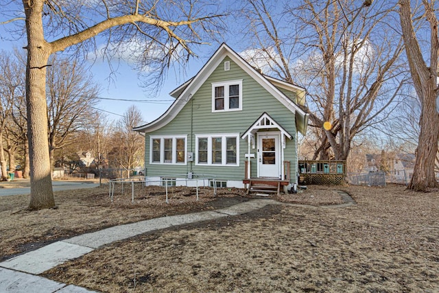 view of front of house with entry steps and fence