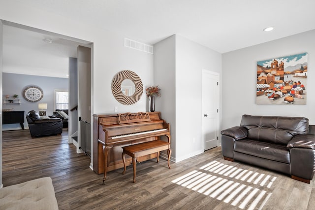 living area featuring recessed lighting, visible vents, baseboards, and wood finished floors