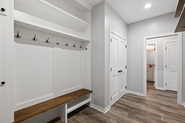 mudroom with dark wood-style flooring, recessed lighting, and baseboards