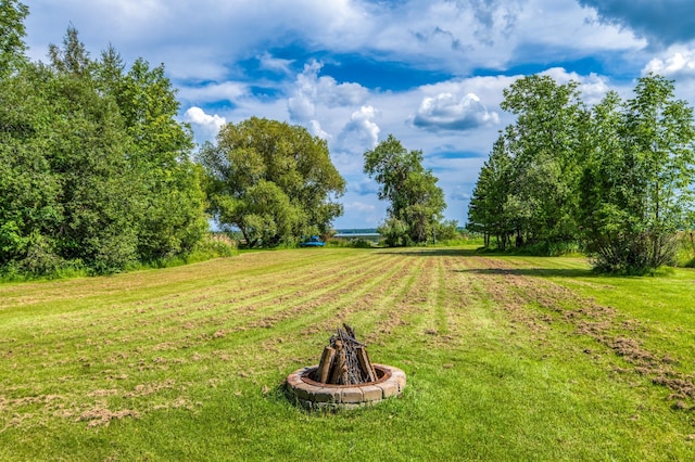 view of yard featuring an outdoor fire pit