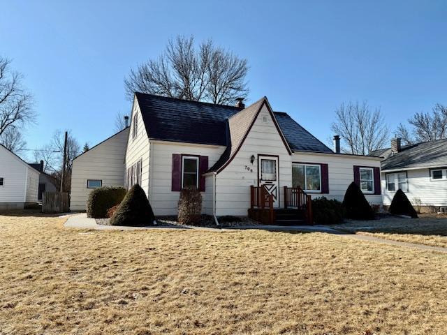 view of front of home featuring a front yard