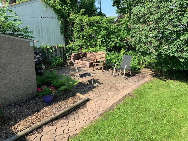 view of yard featuring a patio area