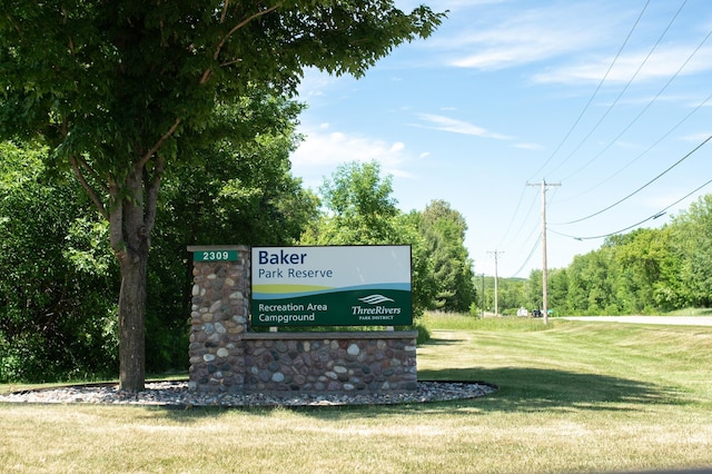 view of property's community featuring a yard