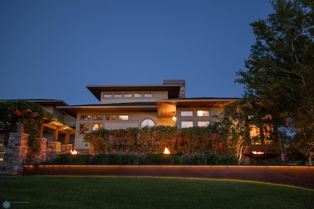 prairie-style house featuring a front yard