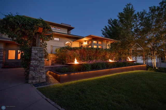 view of front of property featuring a front yard