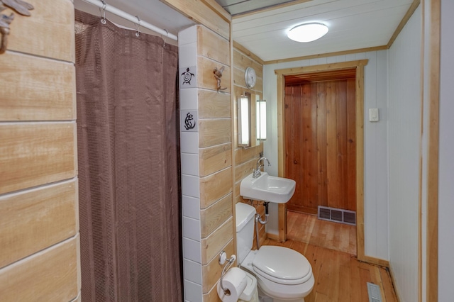 full bathroom featuring visible vents, a sink, toilet, and wood finished floors