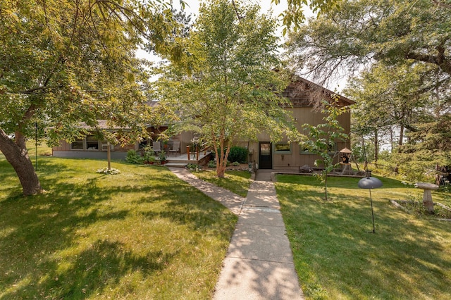 view of front of property featuring a front lawn