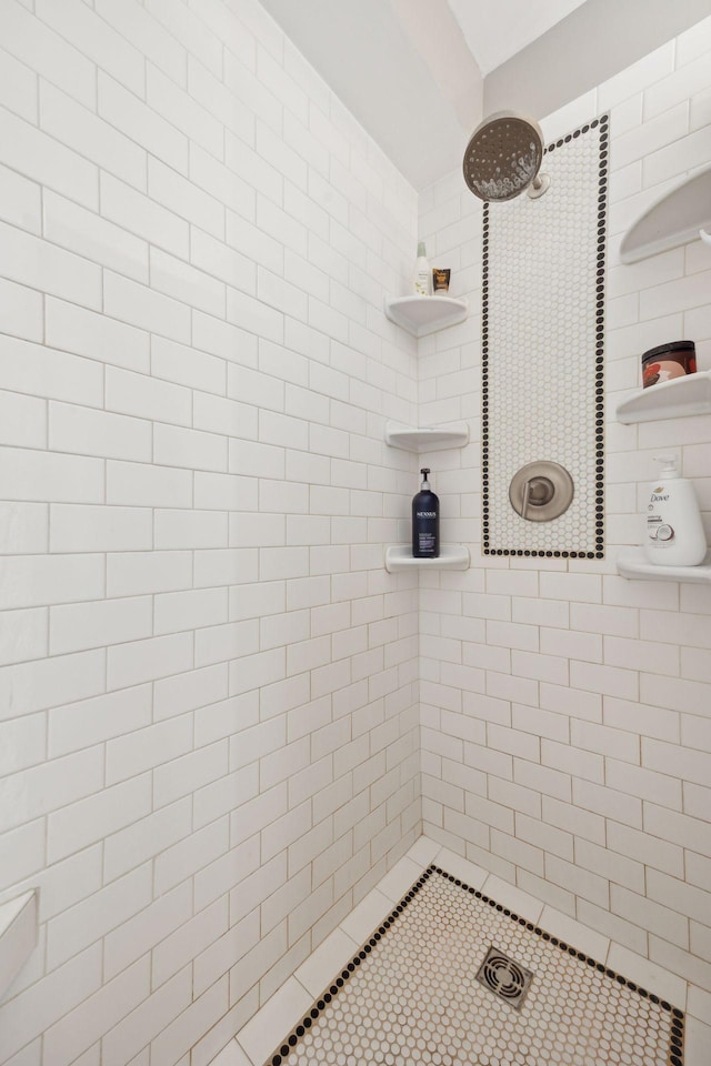 full bathroom featuring tiled shower