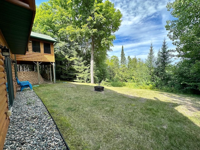 view of yard featuring a fire pit