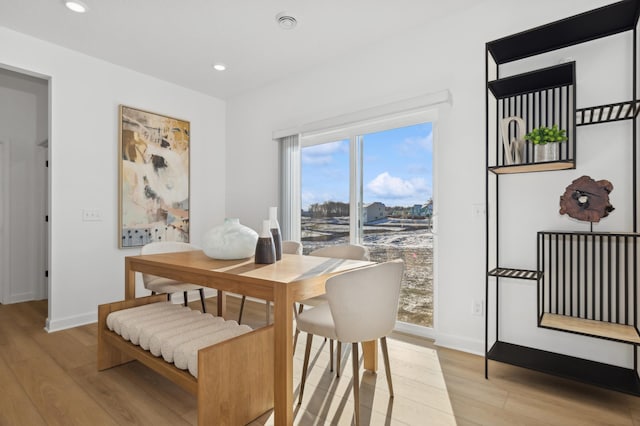 dining space featuring light wood finished floors, recessed lighting, and baseboards