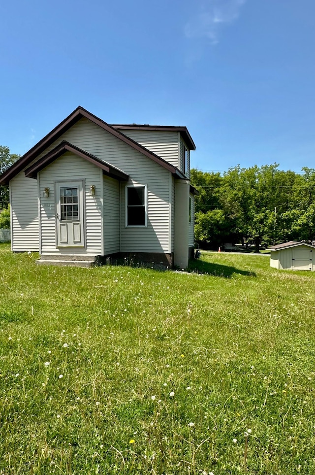 1810 3rd Ave E, International Falls, MN 56649 - view of side of home featuring a lawn