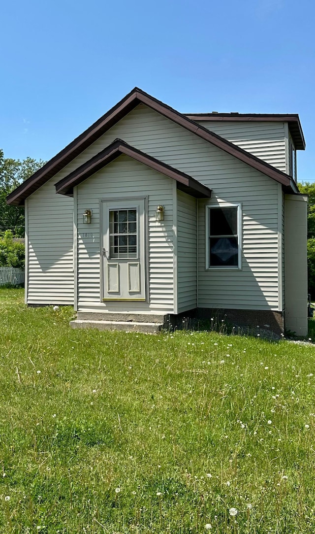 1810 3rd Ave E, International Falls, MN 56649 - rear view of house with a yard