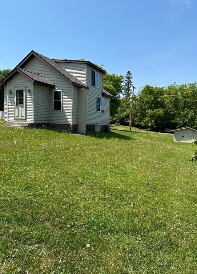 1810 3rd Ave E, International Falls, MN 56649 - view of side of property featuring a lawn
