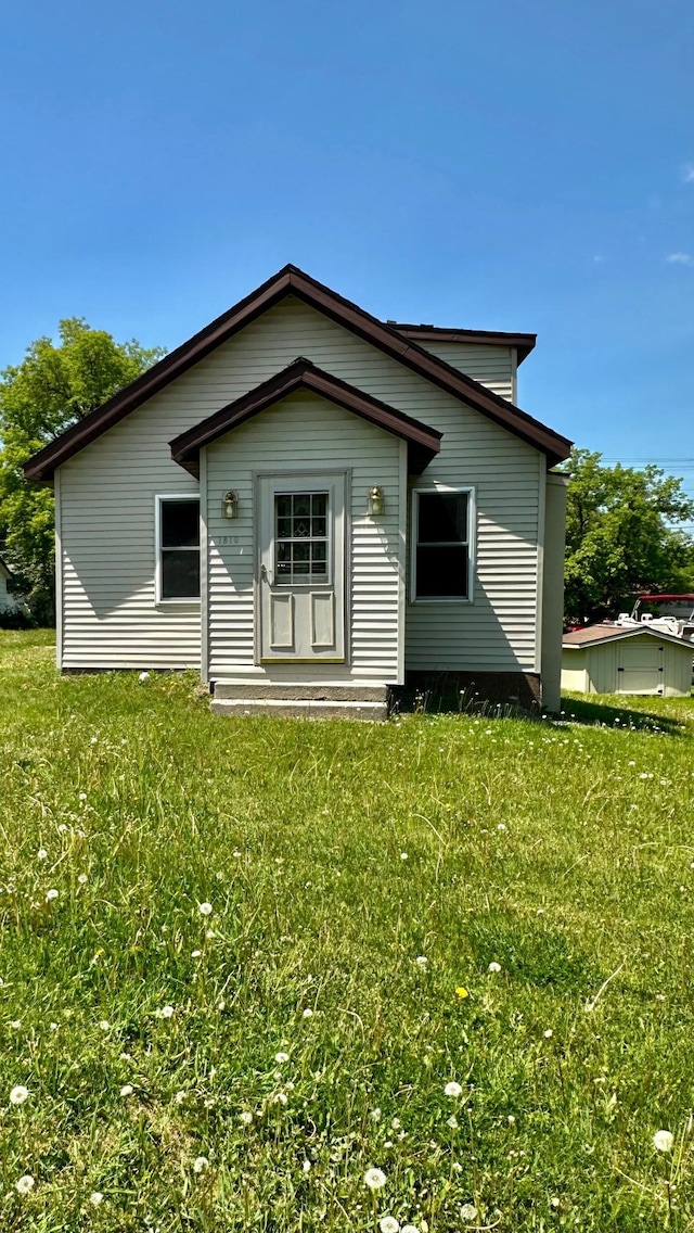 1810 3rd Ave E, International Falls, MN 56649 - rear view of property featuring a lawn